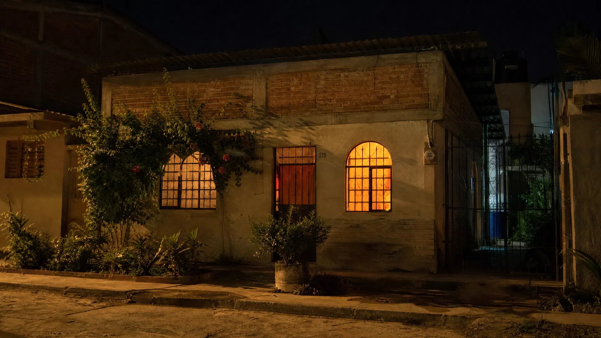 Casa de fachada sencilla iluminada durante la noche